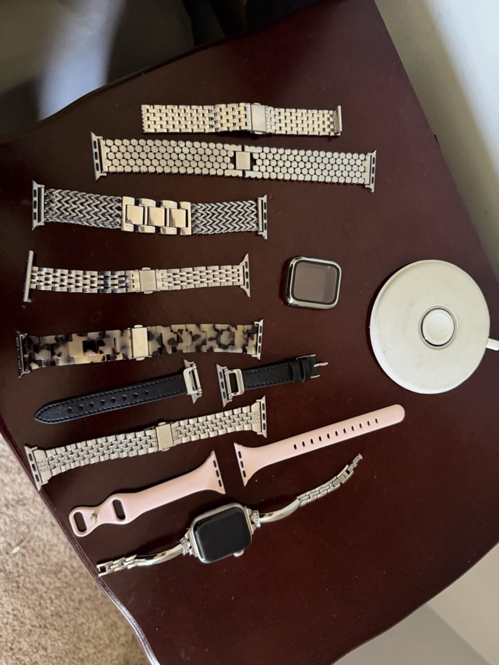 Apple Watch Silver w 9 bands, face cover, the charger and cord! SE Gen 2